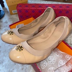 Tory Burch Jolie Ballet Flat in Soft Naplak/Elastic.